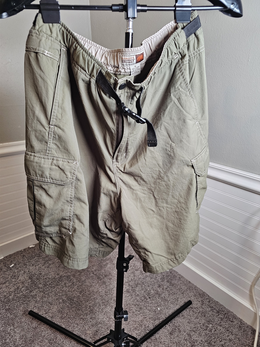 Men's Khaki Dakota Grizzly  Cargo Shorts with Utility Pockets Medium